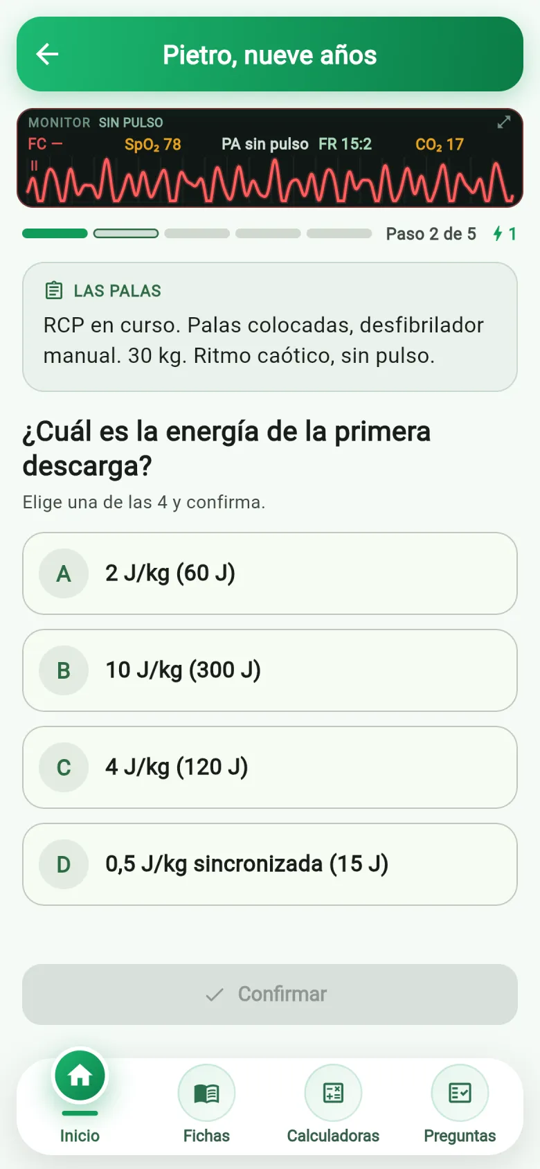Caso de paro: el desfibrilador está listo y la pregunta es la energía de la primera descarga, con las opciones ya calculadas para 30 kg