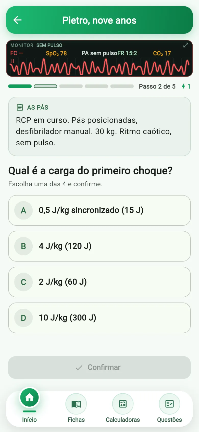 Caso de parada: o desfibrilador está pronto e a pergunta é a carga do primeiro choque, com as alternativas já calculadas para 30 kg